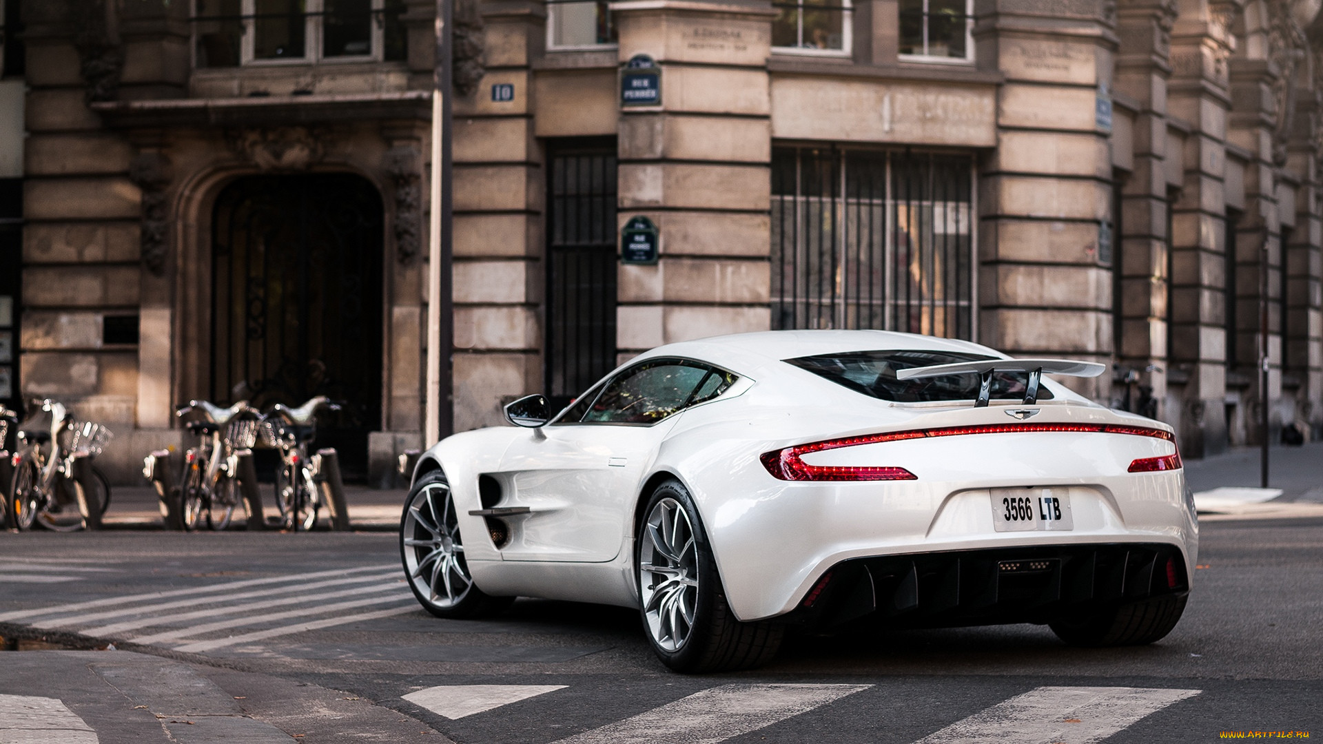 Aston Martin one 77 красный